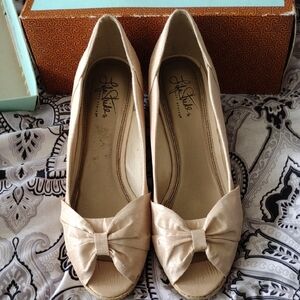 New Never Worn - Life Stride Cream Heels Classic Design